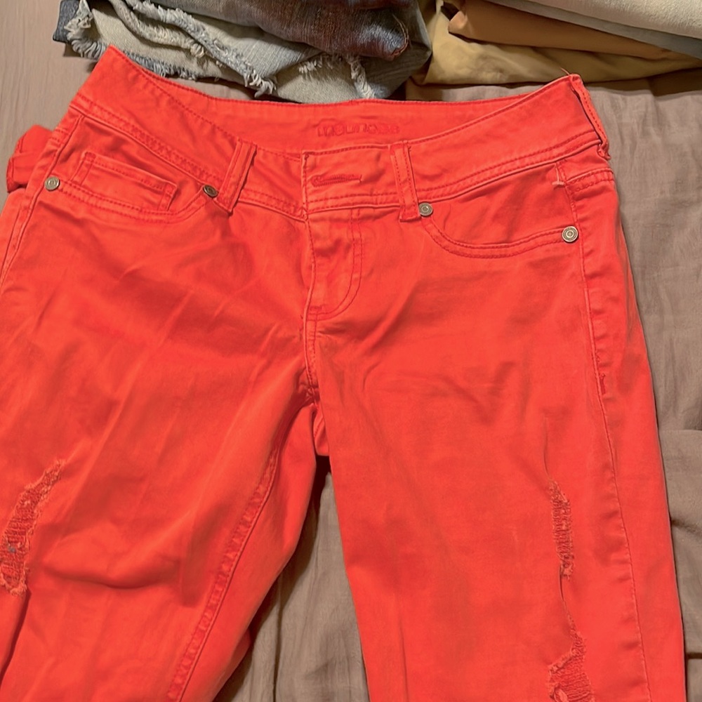 Coral colored freyed capri